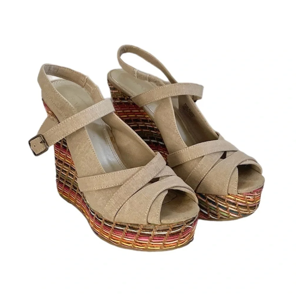 Bakers Tan Peep Toe Buckle Rainbow Basket Weave Style Wedges Women’s 7.5 Slim